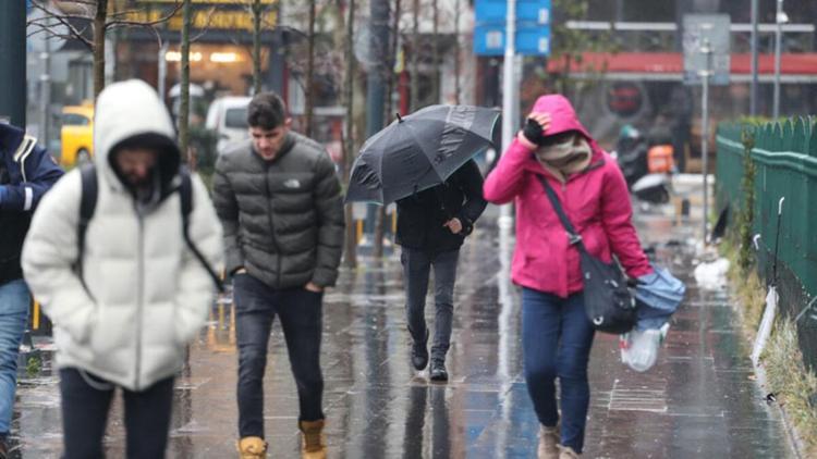 Son dakika: Meteoroloji uyarmıştı İstanbulda kuvvetli sağanak yağış başladı