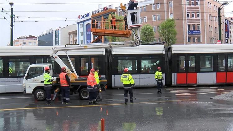 Tramvay hattında kopan tel seferleri aksattı