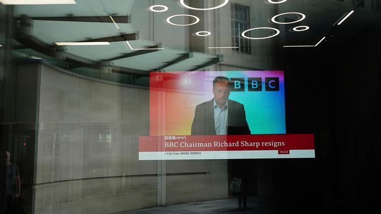Boris Johnsonun kredi almasına yardımcı olduğu anlaşılan BBC Mütevelli Heyeti Başkanı istifa etti