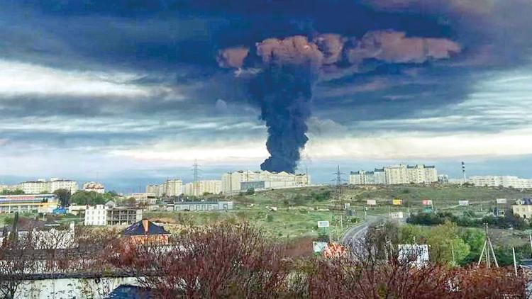 Kiev bahar taarruzuna hazırlanıyor... Ukrayna Kırım’da Rus üssünü SİHA ile vurdu