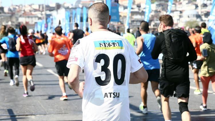 Beşiktaş malzemecisi Erdal Erdem, İstanbul Yarı Maratonu’nda Atsunun formasıyla koştu