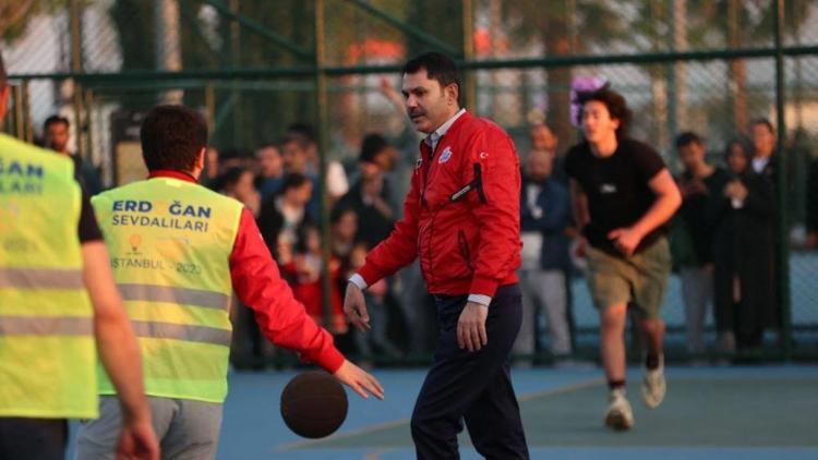 Maltepede yürüyüş yapan Bakan Kurum gençlerle basketbol oynadı