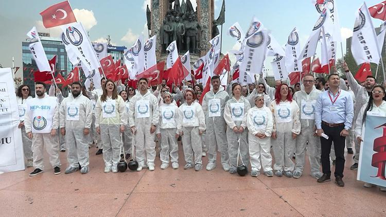 Beyoğlu Taksim Meydanı’na gelen sendika üyeleri çelenk bırakıp basın açıklaması yaptı