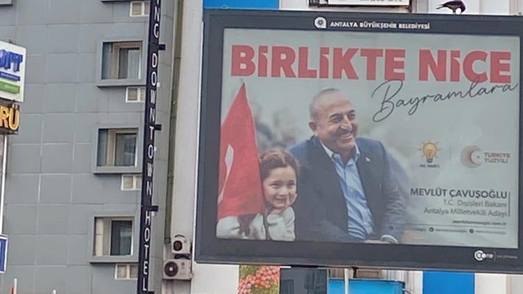 Antalyada Çavuşoğlunun bayraklı afişleri kaldırıldı