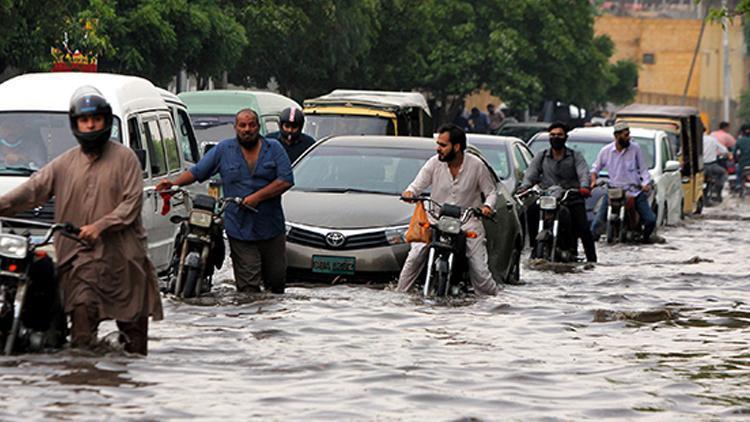 Pakistan’da şiddetli yağışlarda ölü sayısı 14’e yükseldi