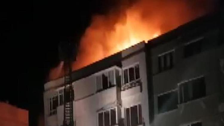 Beyoğlu’nda metruk binanın çatısı alev alev yandı
