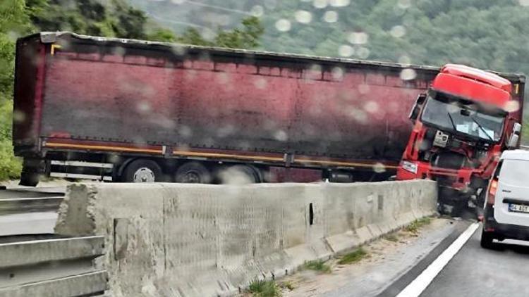 Sakarya’da kaza yapan TIRa otomobil çarptı: 4 kişi yaralandı