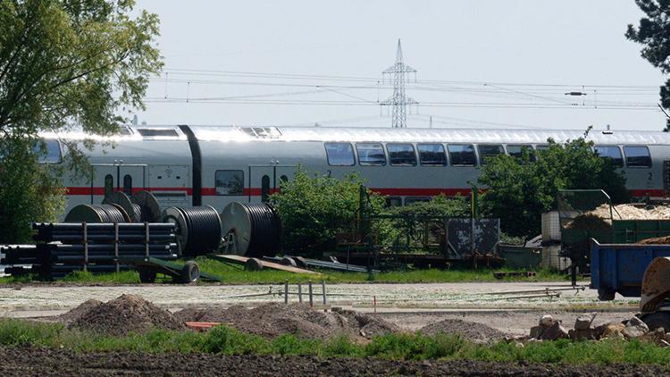 Almanya’da tren demiryolu işçilerine çarptı: 2 ölü, 1 yaralı