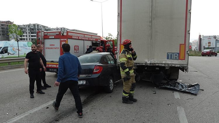 Bursada otomobil, TIRa çarptı: 2 yaralı