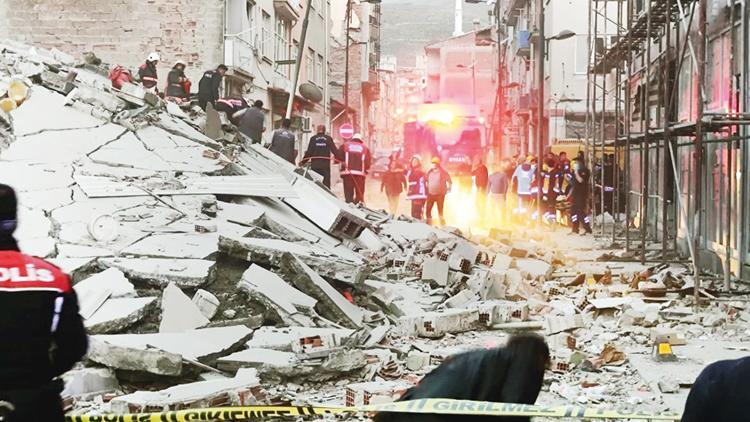 Malatya’da ağır hasarlı bina çöktü Göçük altında 1 kişi can verdi