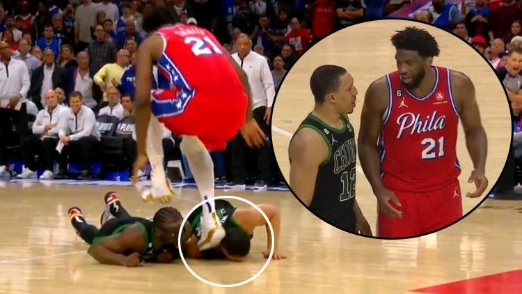 NBAde korkunç olay Joel Embiid, Grant Williamsın kafasına bastı