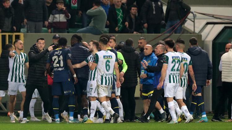 Giresunspor-Fenerbahçe maçında önce saha sonra koridorlar karıştı Polis müdahale etti