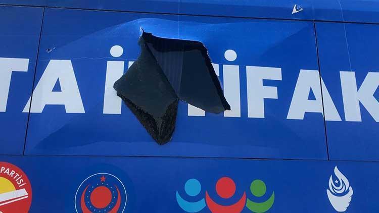 Diyarbakır’da ATA İttifakı’nın otobüsüne taşlı saldırı