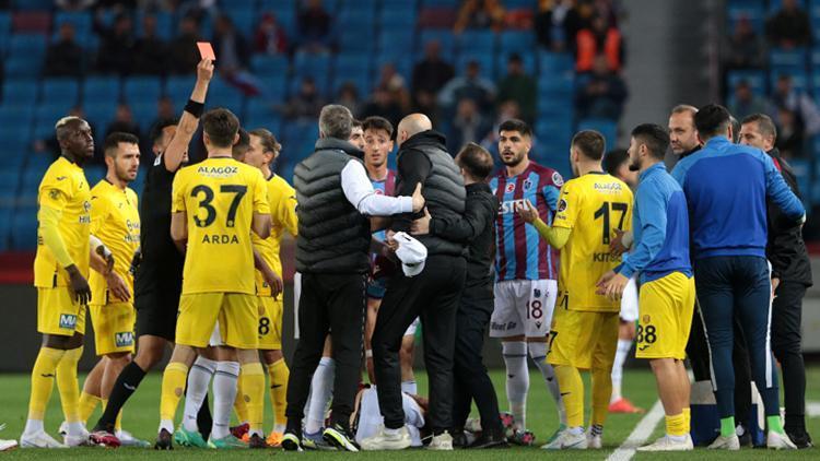 Trabzonspor - Ankaragücü maçında iki kırmızı kart çıktı Tolunay Kafkas tribüne gönderildi