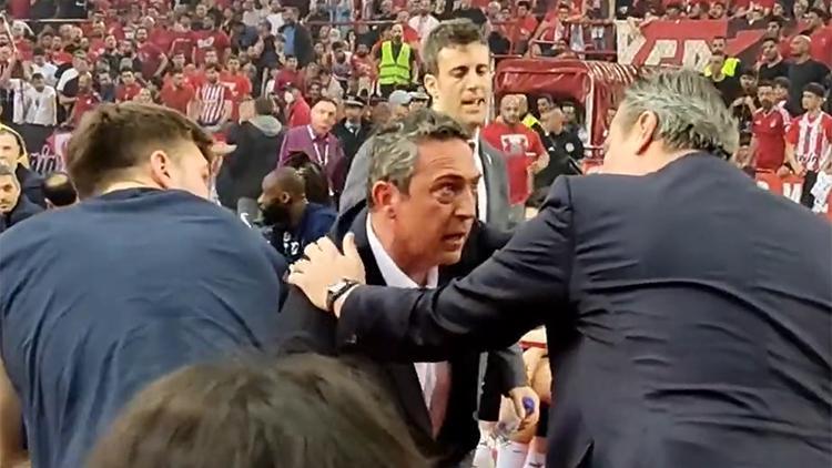 Olympiakos - Fenerbahçe maçında rakipten çirkin hareketler Ali Koç çok sinirlendi...