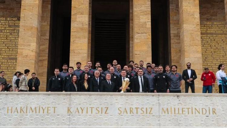 Samsunsporun şampiyonluk kupası Anıtkabirde