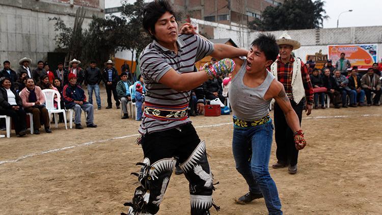 Komşusuna kızan ringe davet ediyor: Perunun iyileşen yaraları Takanakuy Festivali