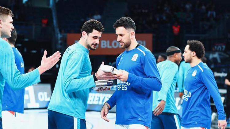 Anadolu Efes depremzedeler için binlerce kitap topladı