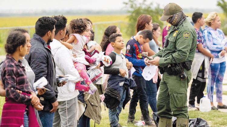 Covid yasakları kalkınca Meksika’dan ABD sınırına akın