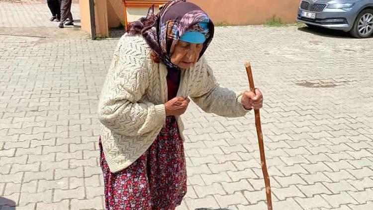 91 yaşındaki kadın, bastonuyla geldiği okulda oyunu kullandı
