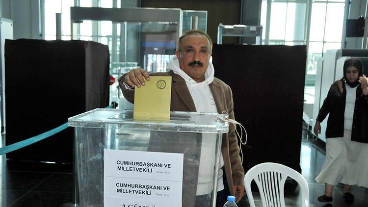 İstanbul Havalimanında  20 bin Türk vatandaşı oy kullandı