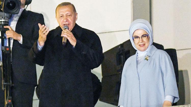 Erdoğan’dan balkon konuşması: 2. tura kaldıysa da başımızın üstünde yeri var