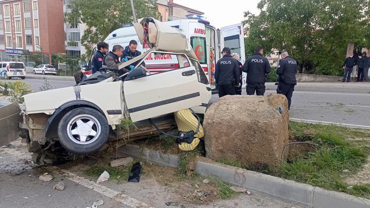 Direğe çarpan otomobil ikiye bölündü: 1 ölü, 2 yaralı