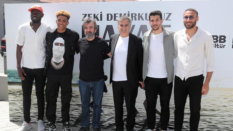 Şenol Güneş ve Beşiktaşlı futbolcular Zeki Demirkubuzun sergisini gezdi