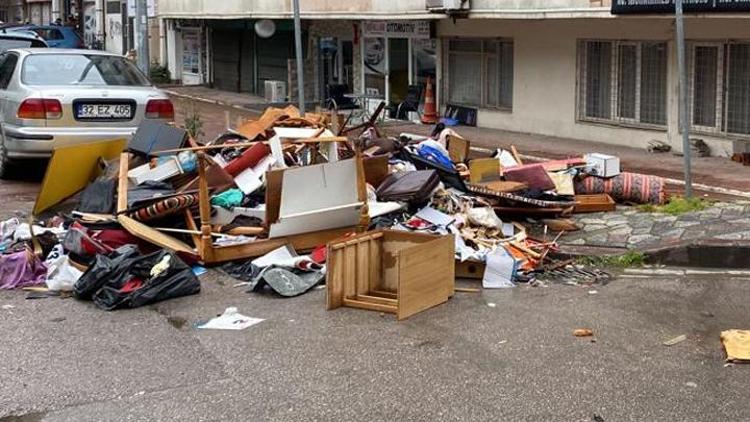 Ölen babasının eşyalarını dışarı bıraktı Belediye ekipleri 4 kamyonet ev eşyası topladı