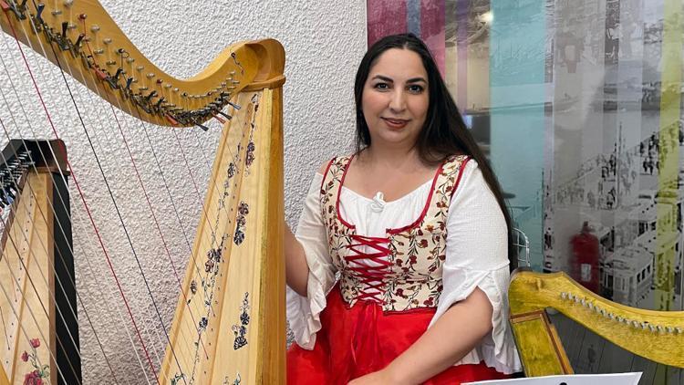 Müzisyen Zeynep Öykü, hem çaldığı hem üretimini yaptığı arp ile dünyayı geziyor