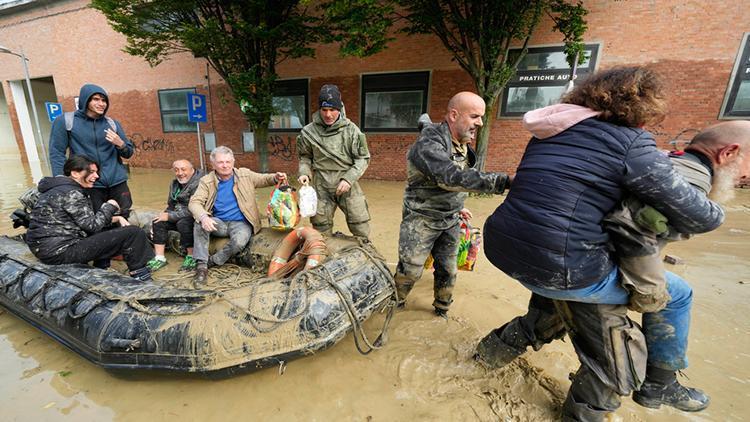 İtalya’daki sel felaketinde 13 bin kişi tahliye edildi... 13 kişi hayatını kaybetti
