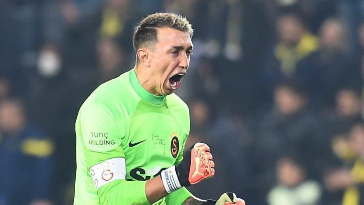 Galatasarayda Muslera sakatlandı, dolandırıldı ama 1 numarayı bırakmadı