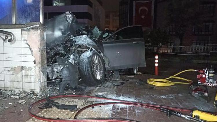 Bursada otomobil, metro istasyonunun alt geçidine çarptı: 3 kişi hayatını kaybetti