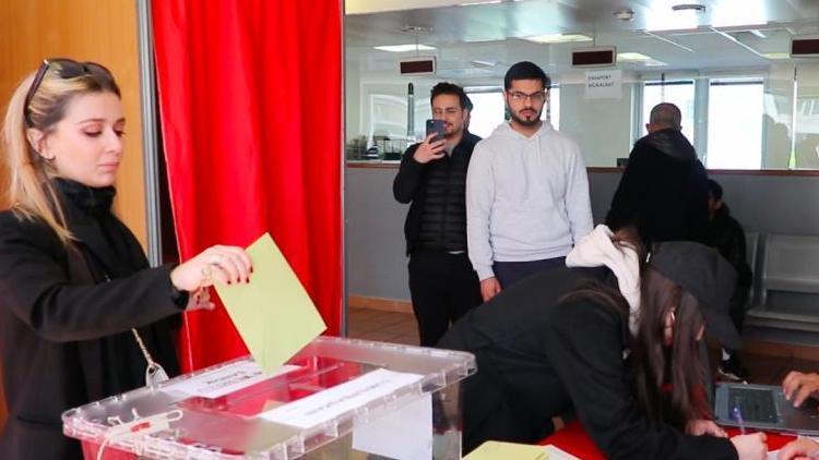 Fransadaki Türk seçmenlerden sandığa yoğun ilgi
