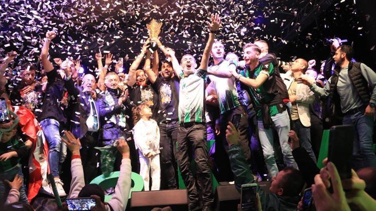 Kocaelispor binlerce taraftarıyla birlikte şampiyonluğu kutladı