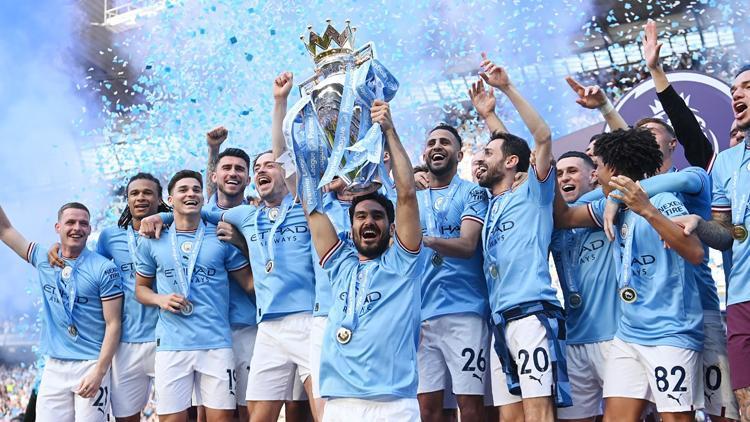 Manchester City, şampiyonluk kupasını kaldırdı