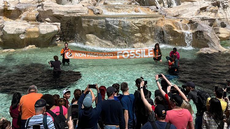 İtalya’daki Aşk Çeşmesi’ne boyalı saldırı