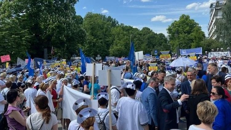 Polonyada hemşirelerden protesto