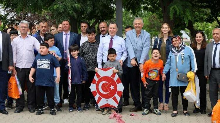 Turgutluda otistik çocuklar uçurtma şenliğinde gönüllerince eğlendi