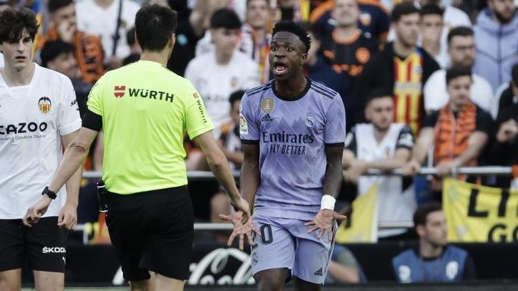 Vinicius Jr.a yapılan ırkçı hakaret cezasız kalmadı Valencia 5 maç seyircisiz...