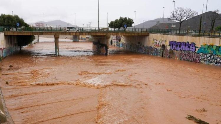İspanyada sel felaketi: Okullar tatil edildi