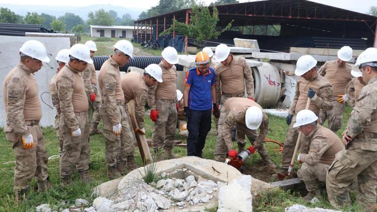 Jandarma komandolara enkazda arama-kurtarma eğitimi