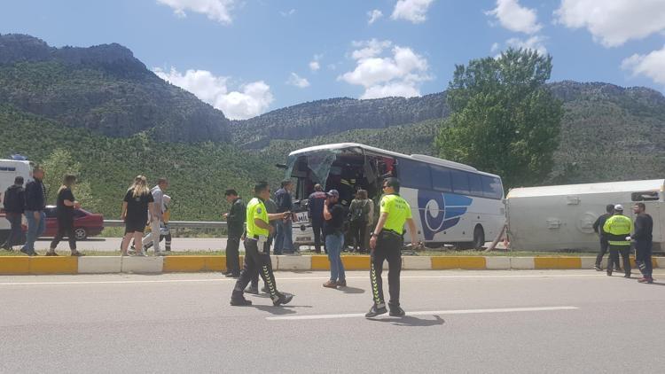 Yolcu otobüsü, yol temizleme aracına çarptı: 1 ölü, 15 yaralı