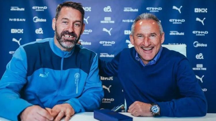 Manchester City, 37 yaşındaki Scott Carson’ın sözleşmesini yeniledi