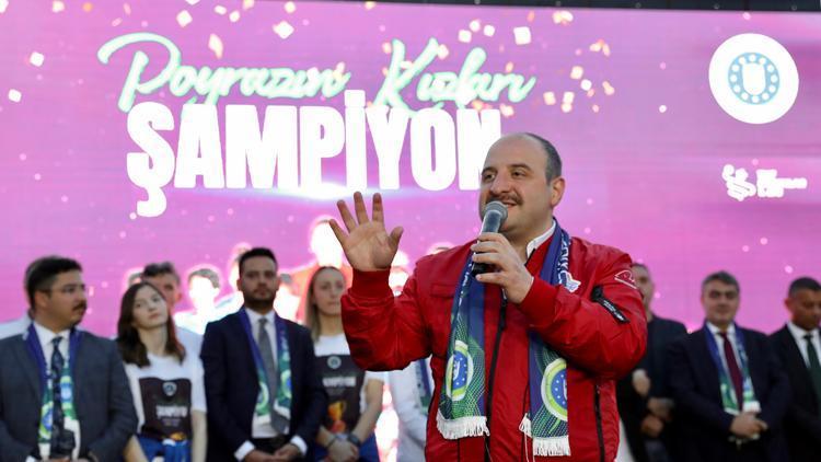 Bakan Varank, ’Poyrazın Kızları’nın şampiyonluk kutlamalarına katıldı