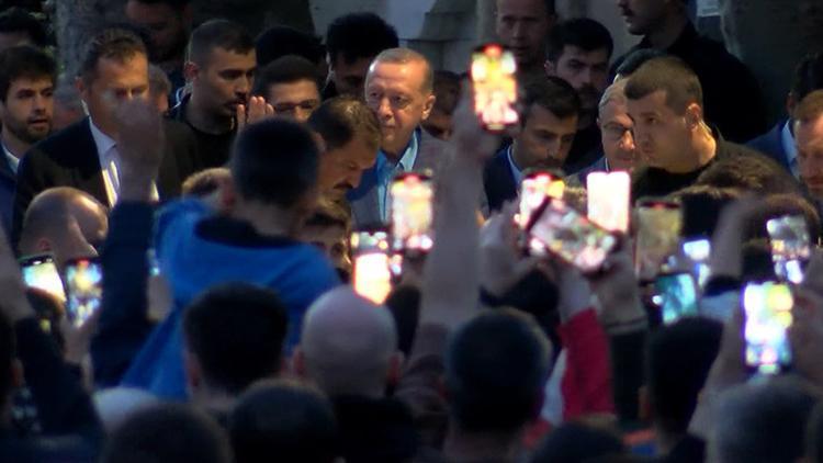 Vatandaşların yoğun ilgisiyle karşılandı... Cumhurbaşkanı Erdoğan Eyüp Sultan Camii’nde akşam namazını kıldı