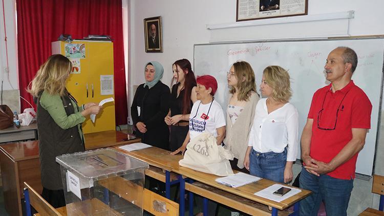 Antalyada sandık görevlileri yemin ederek göreve başladı