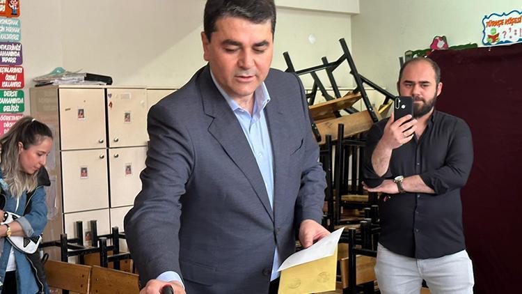 Demokrat Parti lideri Uysal, oyunu memleketi Afyonkarahisar’da kullandı