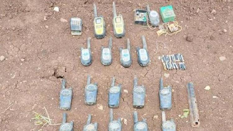Siirt’te sığınakta PKKnın 18 el telsizi ele geçirildi