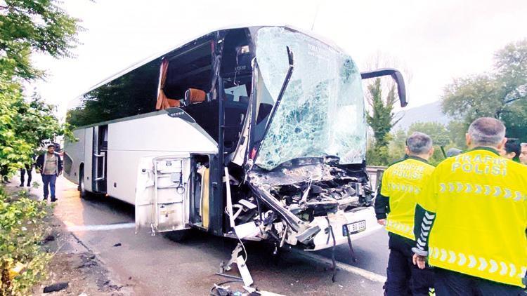 Seçmen otobüsü TIR’a çarptı: 22 yaralı